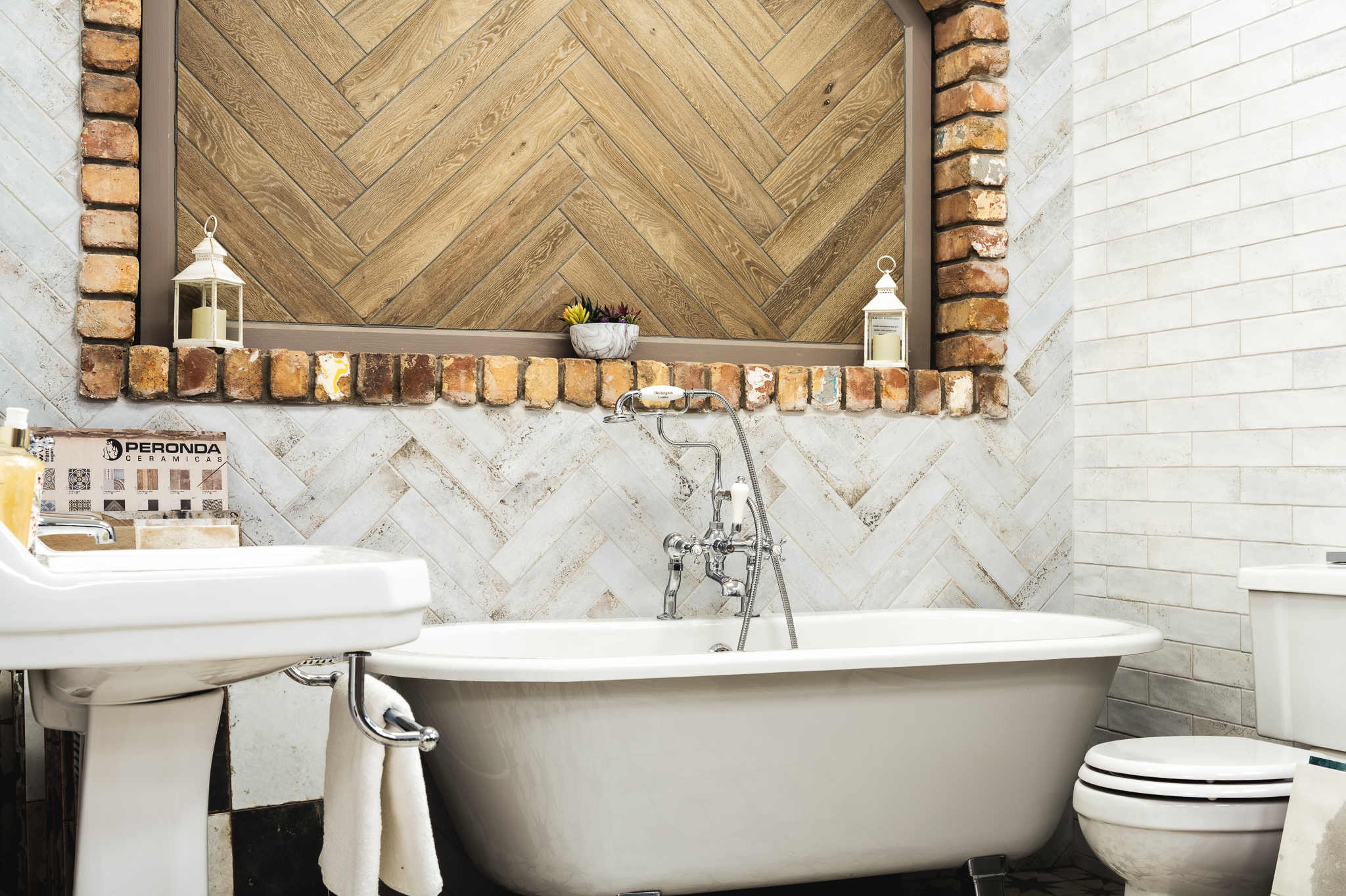 Tiled room set